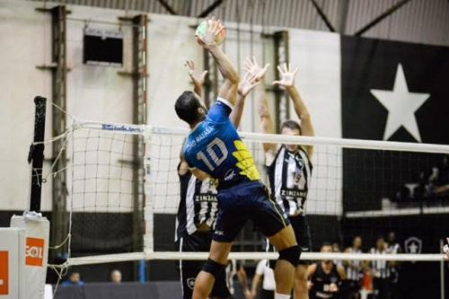 Após primeiro set com marcação ponto a ponto, Sesc RJ domina partida e fecha o jogo com placar de 3 sets a 1 / Foto: Carlos Erbs